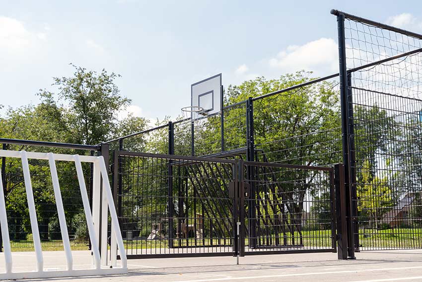 Partenaire d'installation de confiance pour les projets sportifs et de clôtures périmétriques